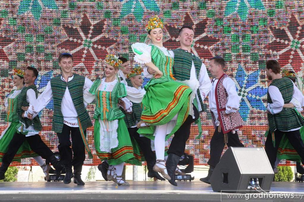 «Белые росы» приняли участие в концертной программе ко Дню Независимости на площади Ленина в Гродно