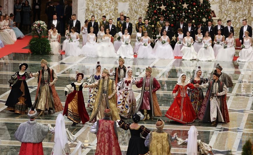 «Белые росы» станцевали старинную «гальярду» на новогоднем балу во Дворце Независимости