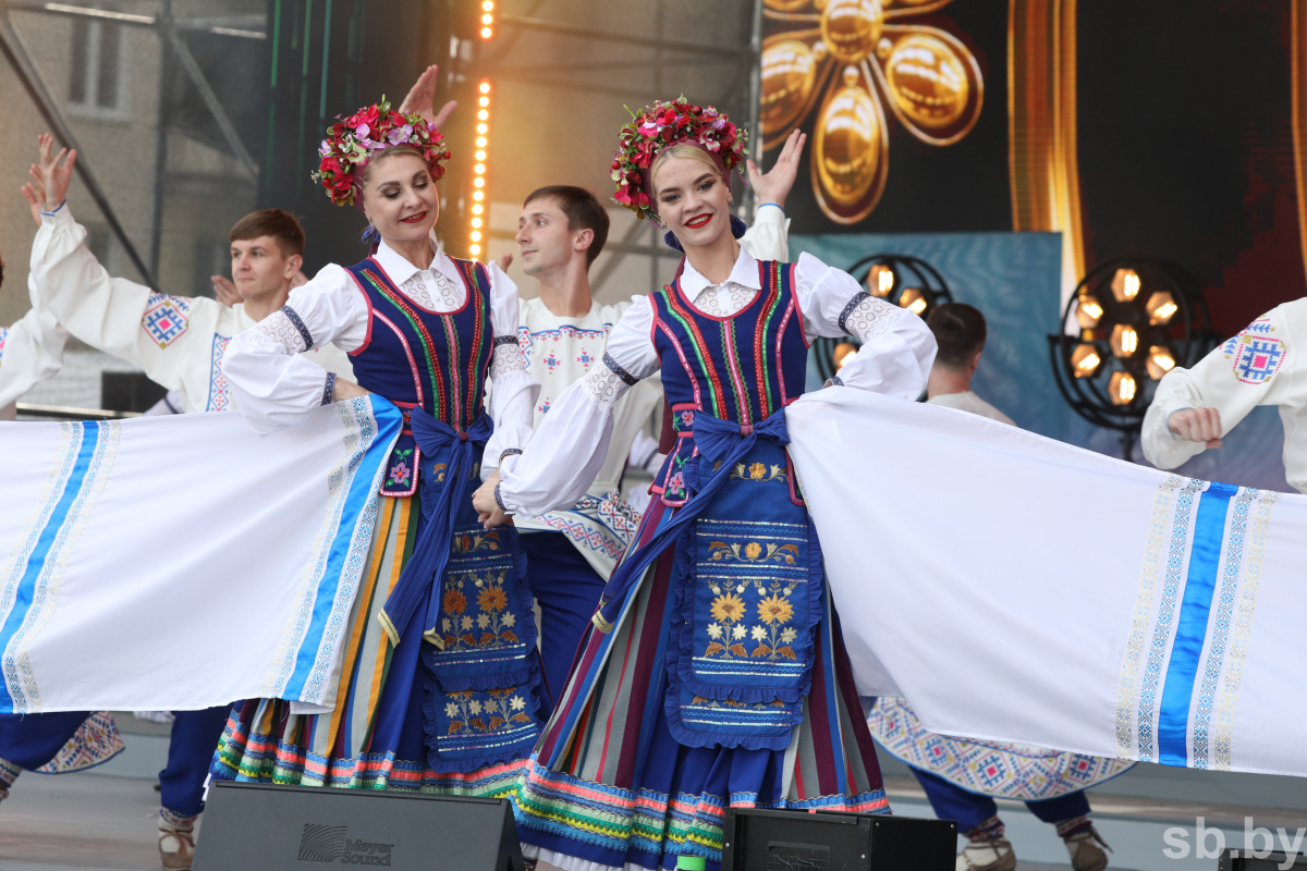 Белые росы приняли участие в торжественном закрытии второго дня XIII Республиканского фестиваля национальных культур