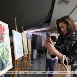 Выставка НХМ к 8 Марта открылась в посольстве Беларуси в России