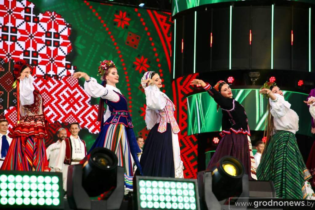 Белые росы на Славянском базаре в Витебске