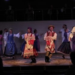 Проходят концерты ансамбля Белые росы для школьников города