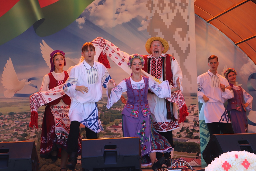Концерт заслуженного коллектива Республики Беларусь Ансамбль танца, музыки и песни Белые росы