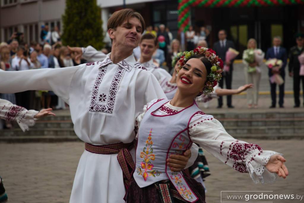 В школах Гродно прошли торжественные линейки ко Дню знаний