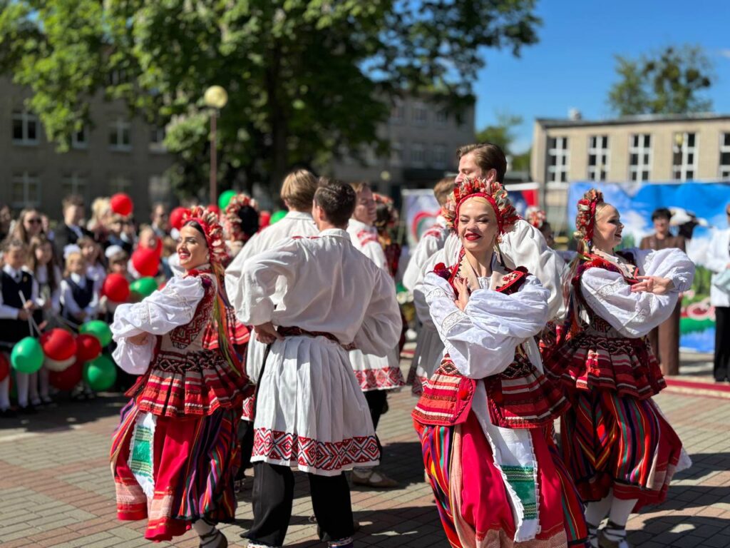 Торжественная линейка,посвященная окончанию учебного года