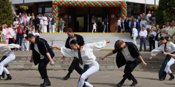 выступление ансамбля танца, музыки и  песни Белые росы