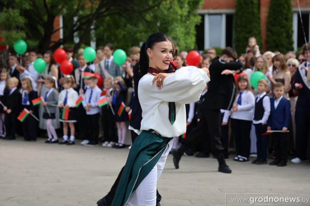выступление ансамбля танца, музыки и  песни Белые росы