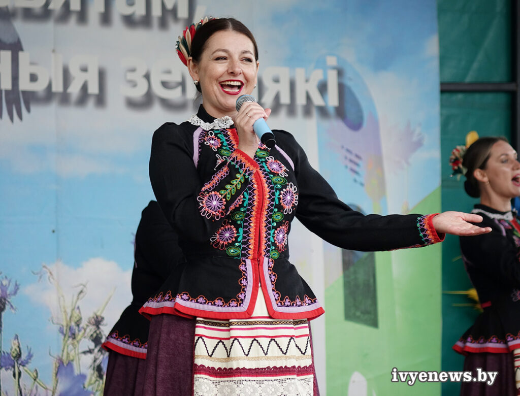 В День Независимости для ивьевчан выступил ансамбль танца, музыки и песни Белые росы