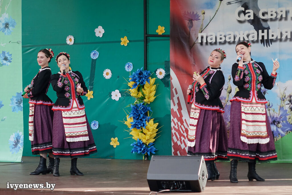 В День Независимости для ивьевчан выступил ансамбль танца, музыки и песни Белые росы