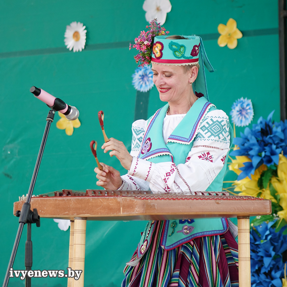 В День Независимости для ивьевчан выступил ансамбль танца, музыки и песни Белые росы
